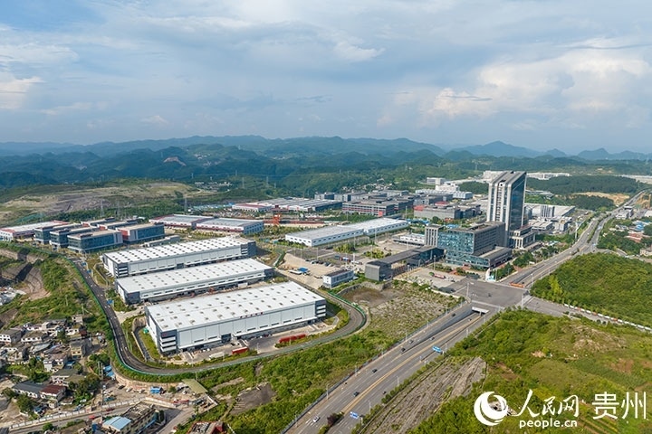 航拍貴陽(yáng)綜保區(qū)。人民網(wǎng)記者 涂敏攝