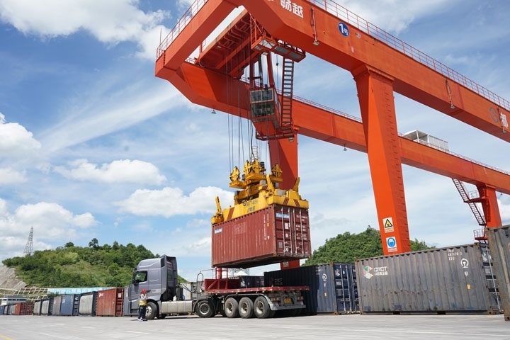 在貴陽(yáng)國(guó)際陸港，正在作業(yè)的龍門(mén)吊。貴陽(yáng)綜保區(qū)供圖