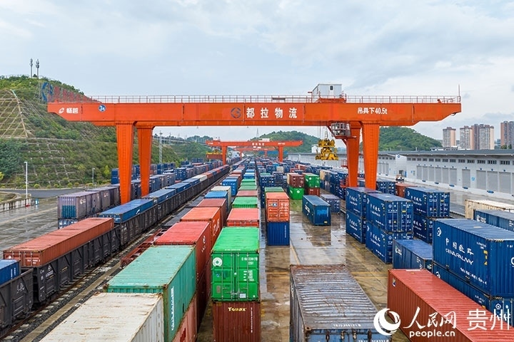 裝滿貨物的集裝箱整齊排列在貴陽(yáng)國(guó)際陸港。人民網(wǎng)記者 涂敏攝