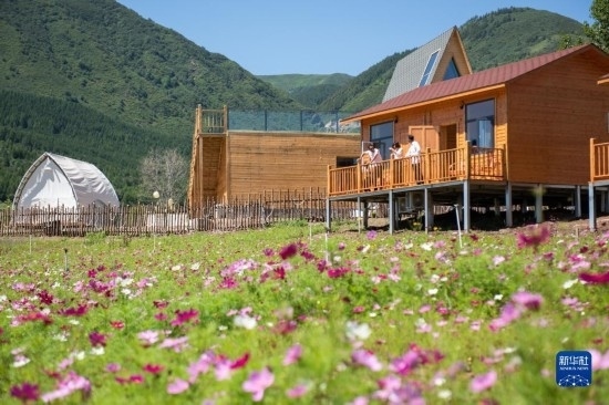 8月12日，游客在寧夏固原市涇源縣大灣鄉(xiāng)楊嶺村的民宿聊天。新華社記者 李旭倫 攝