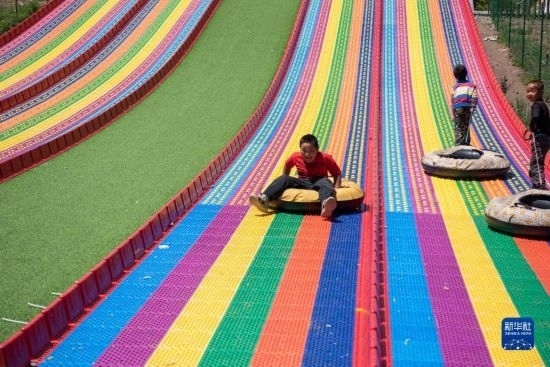 8月12日，小朋友在寧夏固原市涇源縣大灣鄉(xiāng)楊嶺村玩耍。新華社記者 李旭倫 攝