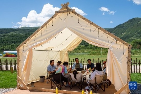 8月12日，游客在寧夏固原市涇源縣大灣鄉(xiāng)楊嶺村品嘗當(dāng)?shù)孛朗?。新華社記者 李旭倫 攝