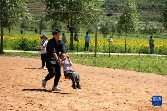 8月12日，游客在寧夏固原市涇源縣大灣鄉(xiāng)楊嶺村玩耍。新華社記者 李旭倫 攝