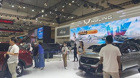 印尼消費(fèi)者參觀上汽五菱的展臺。趙世祺 攝