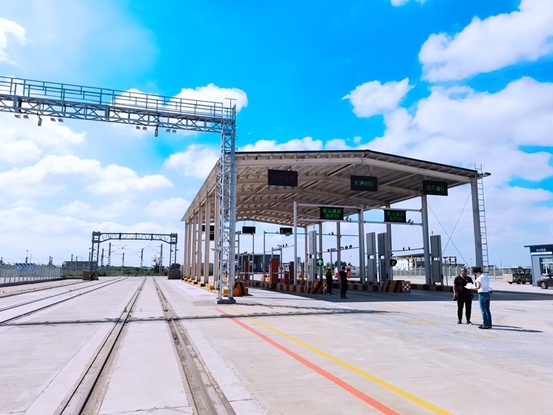 中歐班列（沈陽）集結(jié)中心貨運通道。人民網(wǎng)記者 栗翹楚攝