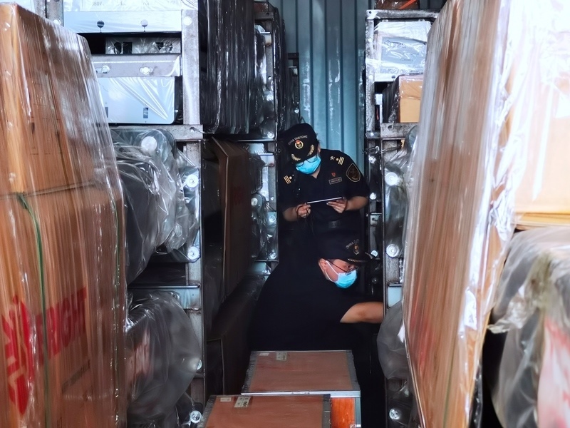 關(guān)員利用工業(yè)內(nèi)窺鏡在集裝箱內(nèi)進(jìn)行查驗。人民網(wǎng)記者 栗翹楚攝