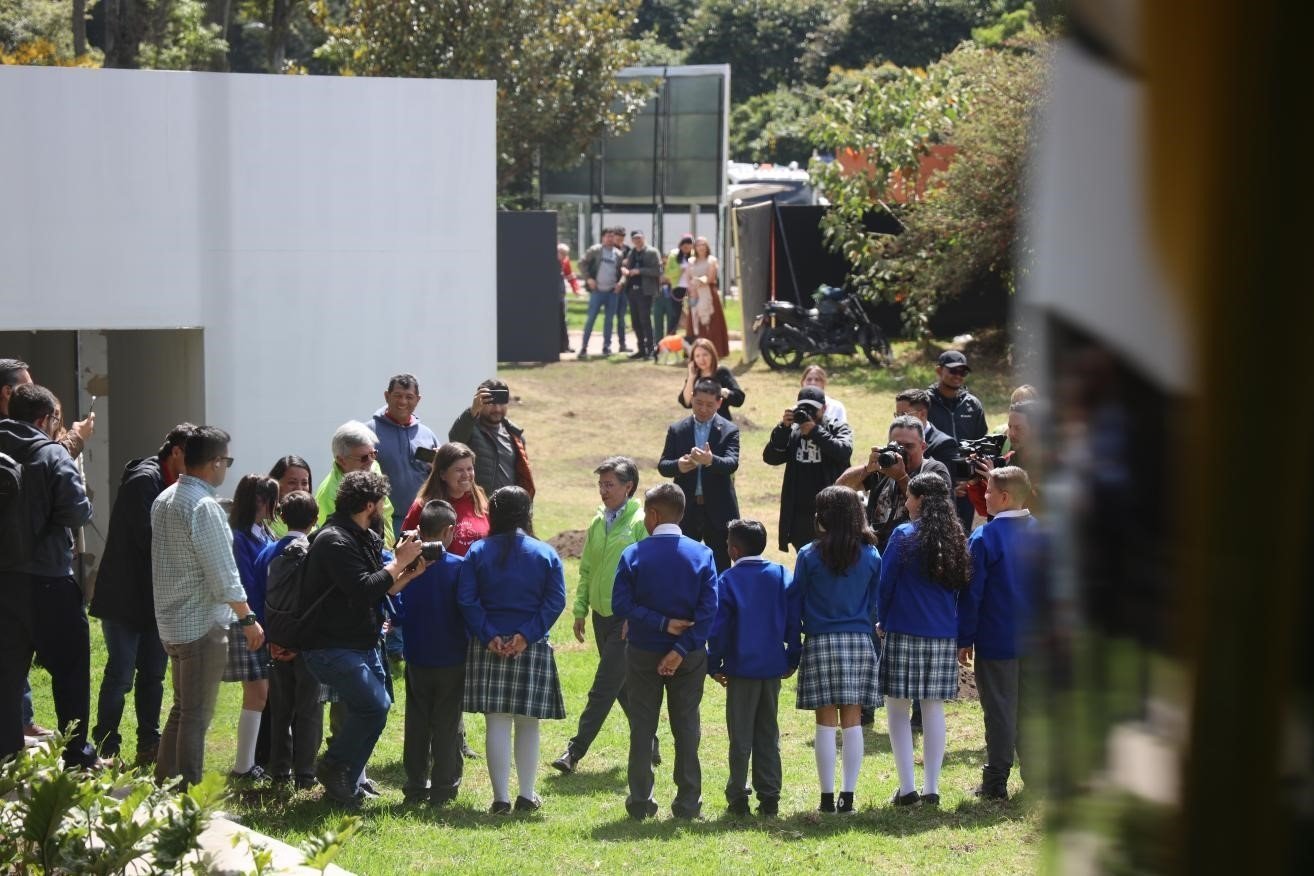 波哥大市長克勞迪婭·洛佩茲與參加活動的學生代表交流。中國港灣波哥大地鐵一號線項目供圖