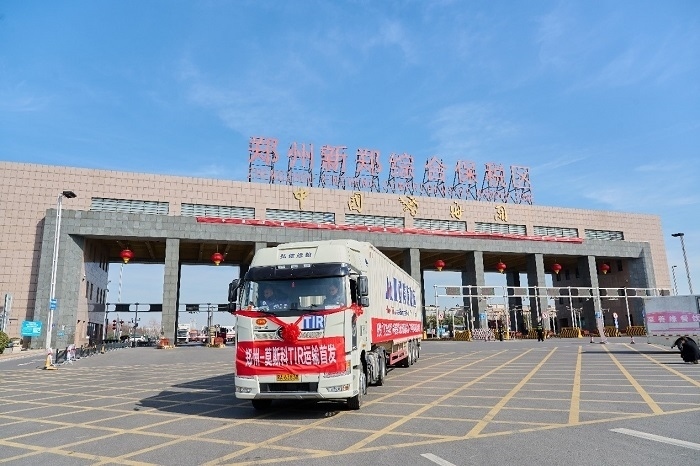 2023年2月20日，鄭州—莫斯科TIR運輸首發(fā)車輛駛出鄭州新鄭綜合保稅區(qū)。新鄭海關供圖