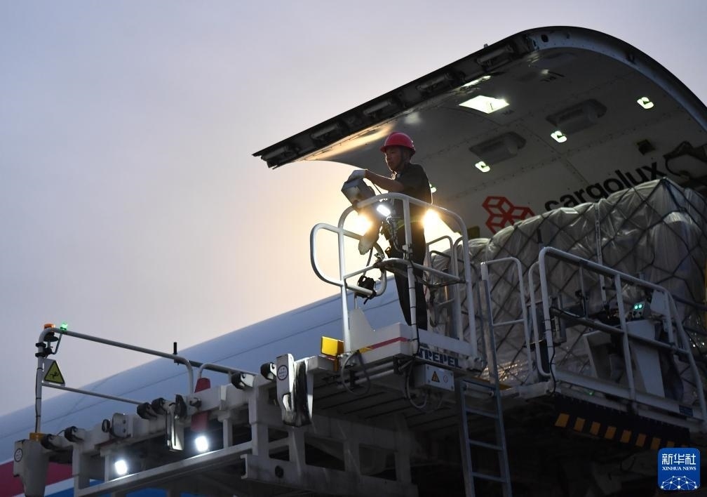 8月1日，工作人員在中國(guó)鄭州新鄭國(guó)際機(jī)場(chǎng)為一架盧森堡貨航貨機(jī)裝貨。新華社記者 李嘉南 攝