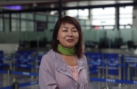 7月22日，曾經(jīng)在老撾瑯勃拉邦工作過3年的加拿大華僑孫月玲乘坐中老鐵路國際旅客列車從中國出境。衛(wèi)海林 攝