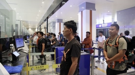 6月13日，乘坐中老鐵路國際旅客列車的旅客在磨憨邊檢大廳排隊(duì)候檢。李揚(yáng) 攝