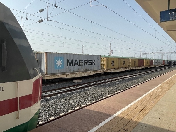 亞吉鐵路吉布提那噶德車站的貨運(yùn)車廂。人民網(wǎng)記者 趙艷紅攝