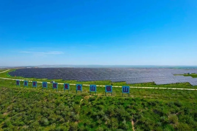 勝利能源露天礦排土場15.3萬千瓦光伏電站并網(wǎng)發(fā)電。受訪者供圖