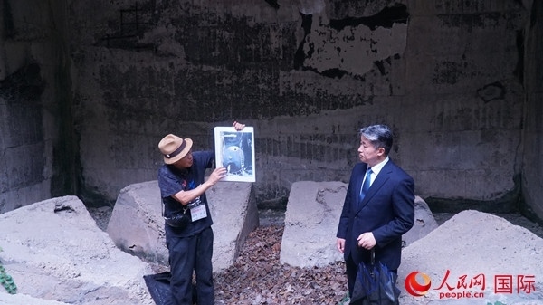 毒氣島歷史研究所事務(wù)局長(zhǎng)山內(nèi)正之在毒氣儲(chǔ)存遺址為大家介紹日軍發(fā)動(dòng)毒氣戰(zhàn)的罪證。人民網(wǎng) 蔣曉辰攝