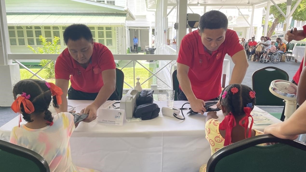 醫(yī)療隊員為福利院兒童進(jìn)行檢查。第18期援圭亞那醫(yī)療隊供圖