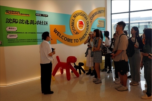 記者團(tuán)在輝山英才社區(qū)采訪。北京外國(guó)語(yǔ)大學(xué) 許青攝