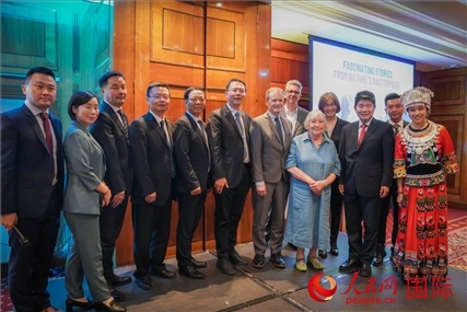 張家界文化旅游推介會(huì)部分嘉賓合影。人民網(wǎng) 郭錦標(biāo)攝