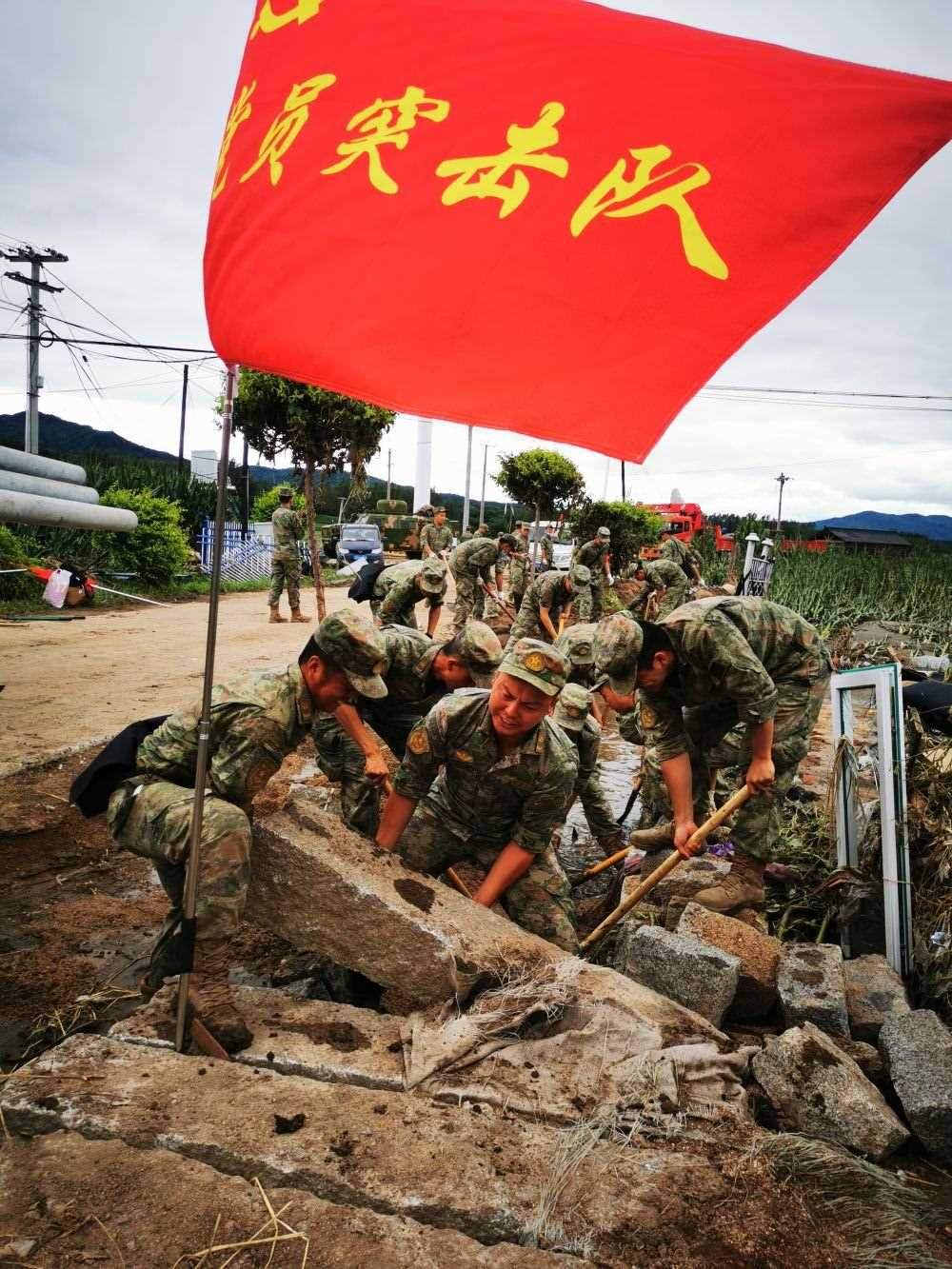 8月7日，陸軍第78集團軍某旅組織黨員突擊隊在吉林舒蘭市七里鄉(xiāng)清理路障。新華社發(fā)（劉洋 攝）
