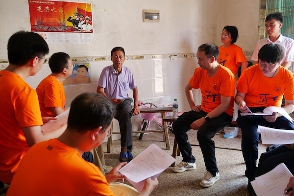 江西上饒“千村調(diào)查”分隊(duì)于余干縣上西源村入戶調(diào)查。校方供圖