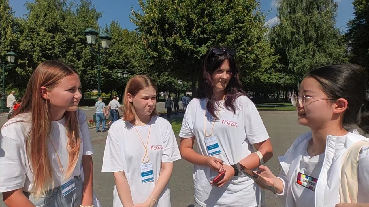 調(diào)研團(tuán)在街頭采訪(fǎng)。北京外國(guó)語(yǔ)大學(xué)供圖