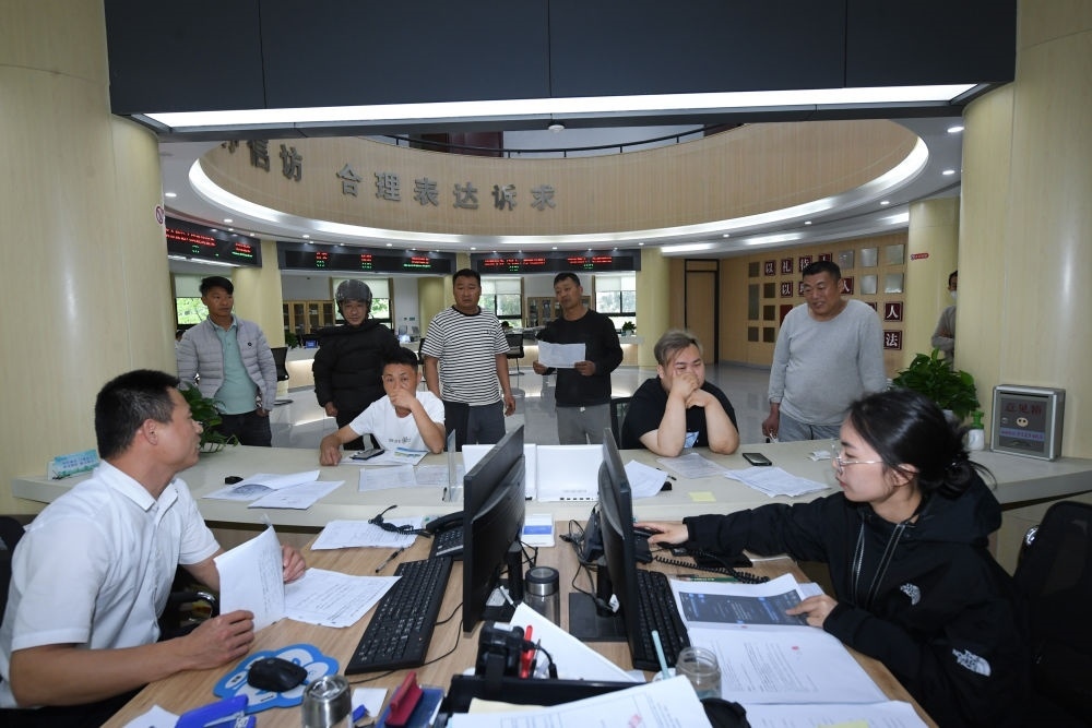 浙江省安吉縣社會治理中心工作人員在處理群眾信訪訴求（5月8日攝）。新華社記者 翁忻旸 攝