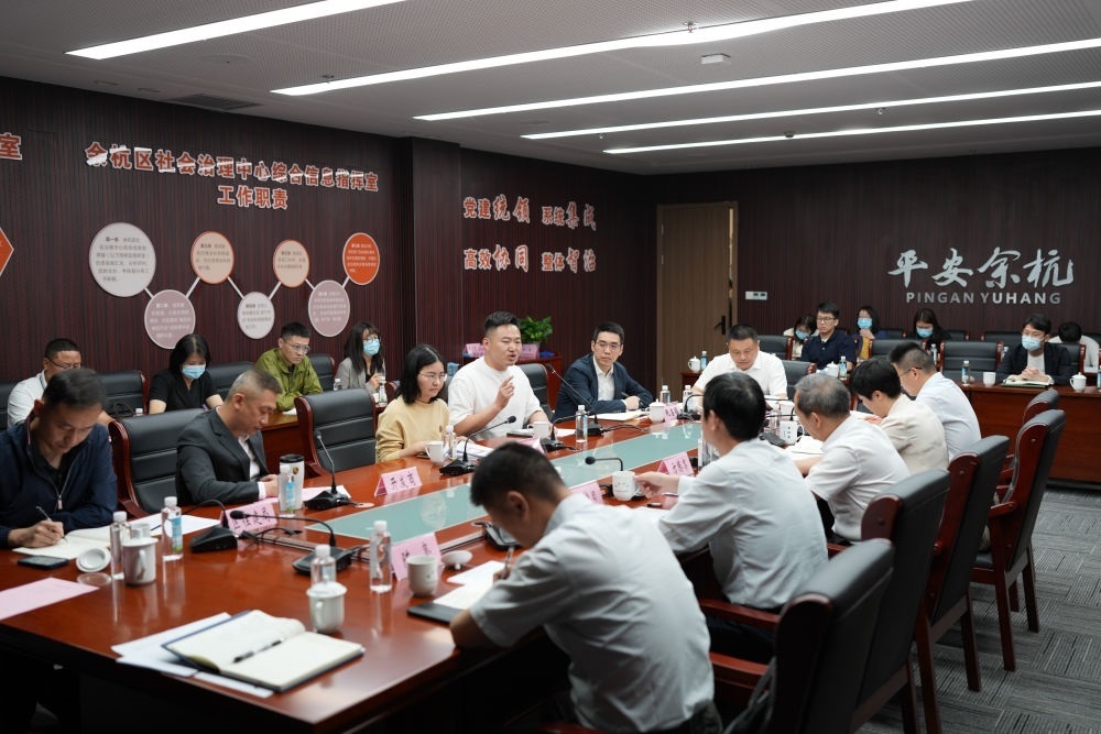 浙江省信訪局領導和相關領導組成的下訪團在杭州市余杭區(qū)社會治理中心接受群眾上訪（5月25日攝）。新華社記者 翁忻旸 攝