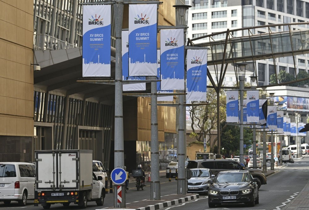 這是8月17日在南非約翰內(nèi)斯堡拍攝的金磚峰會(huì)條幅。金磚國家領(lǐng)導(dǎo)人第十五次會(huì)晤將于南非約翰內(nèi)斯堡舉行。新華社記者 陳誠 攝