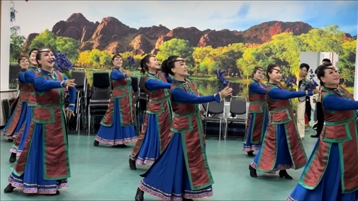 臨潢家園社區(qū)居民在烏蘭牧騎排練廳編排舞蹈。人民網(wǎng)記者 金洪花攝