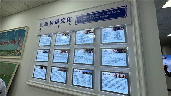 社區(qū)服務(wù)中心內(nèi)民族風(fēng)俗文化墻。人民網(wǎng)記者 金洪花攝