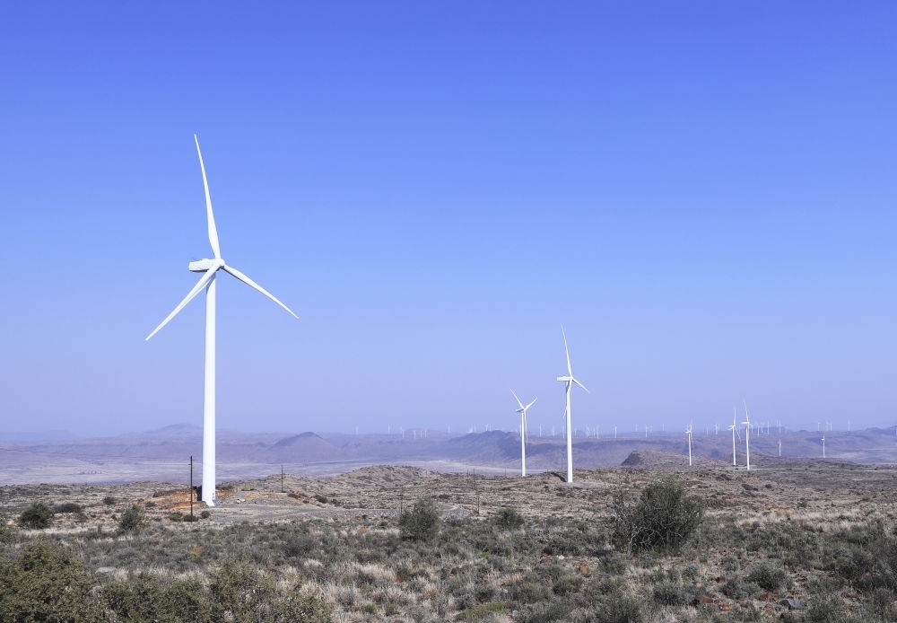 這是在南非北開普省德阿鎮(zhèn)拍攝的德阿風電項目風機（2023年8月10日攝）。由中國龍源電力集團南非公司運營的德阿風電項目每年發(fā)電量超過7.5億千瓦時，相當于節(jié)約20多萬噸標準煤，減排二氧化碳約70萬噸。