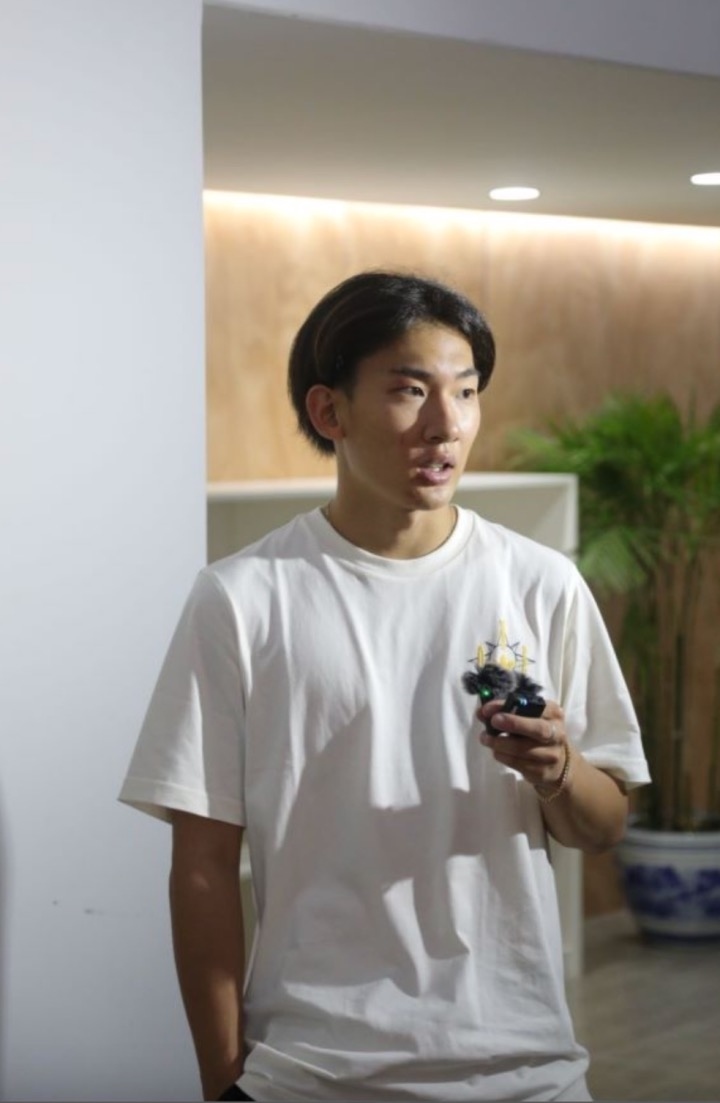 蘇翊鳴接受媒體采訪。