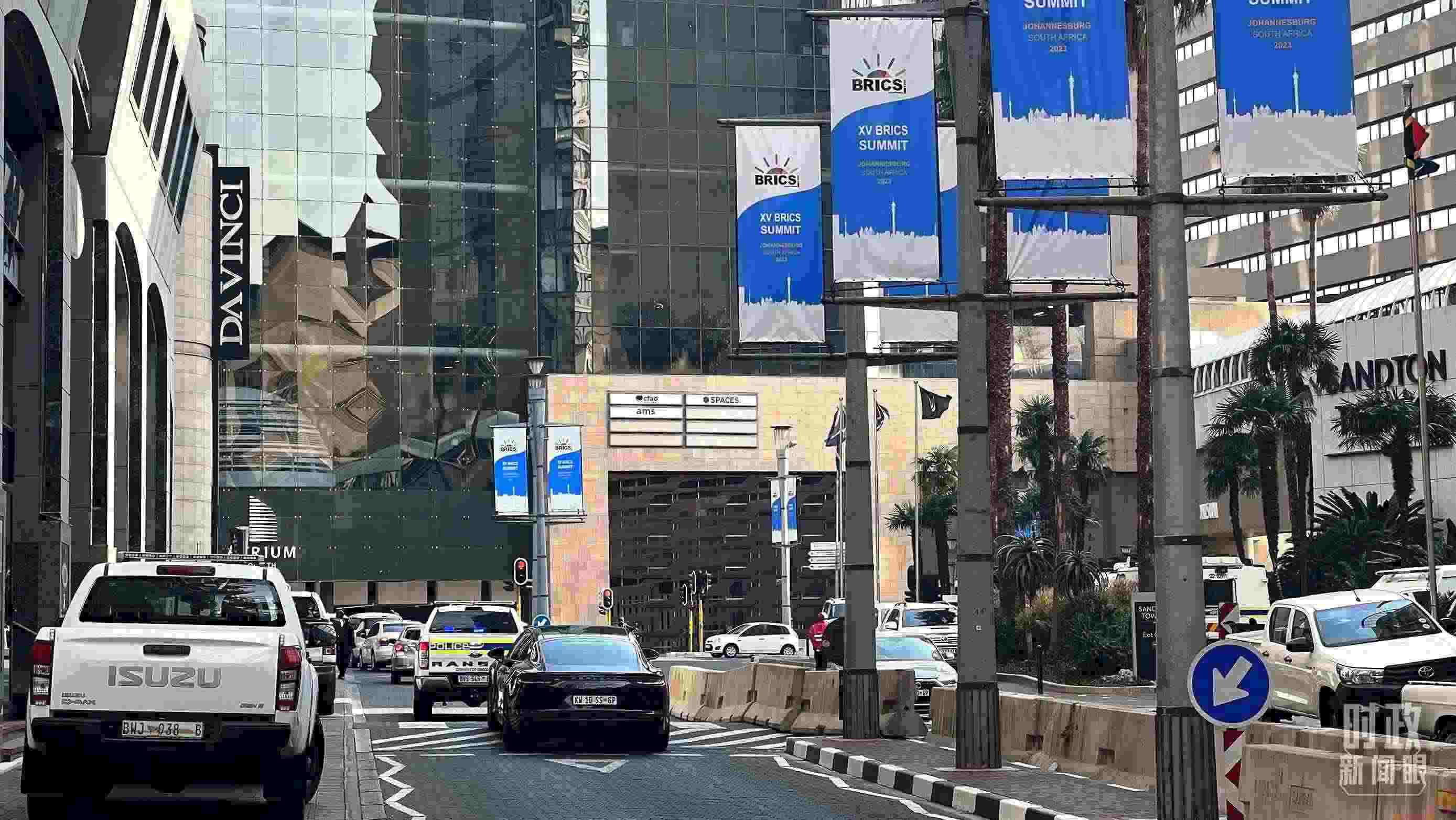 △約翰內(nèi)斯堡街頭的金磚元素。（總臺央視記者程鋮拍攝）