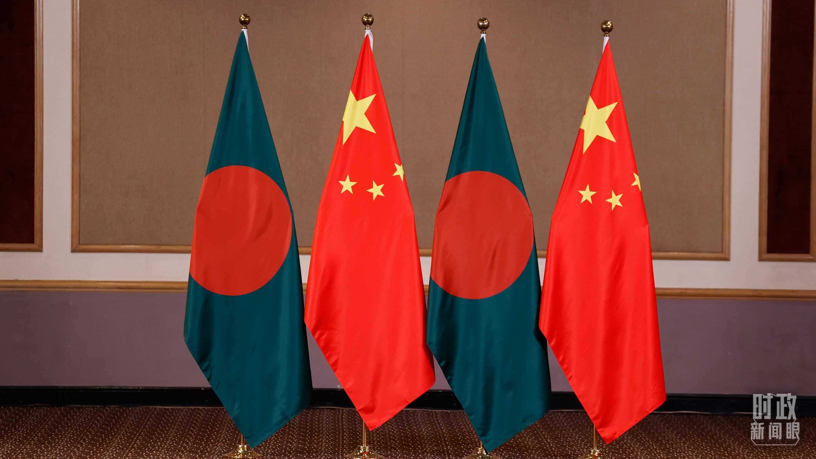 △會見現(xiàn)場的中孟兩國國旗。（總臺央視記者耿小龍拍攝）