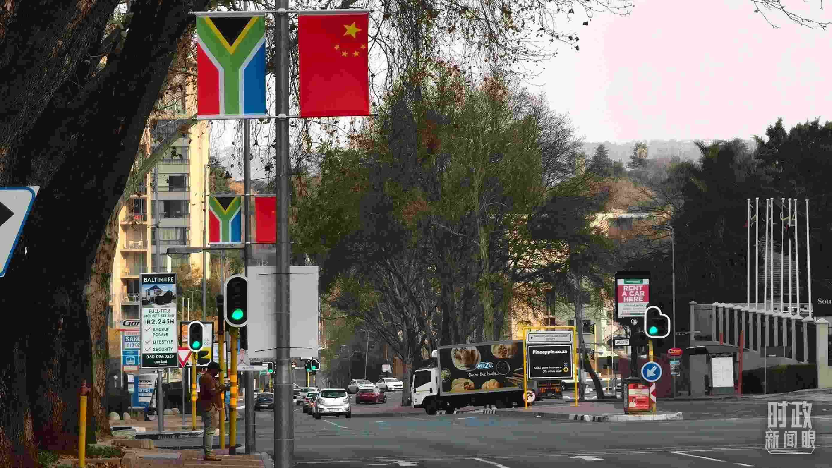 △約翰內(nèi)斯堡街道兩側(cè)懸掛的中國國旗。（總臺央視記者韓銳拍攝）