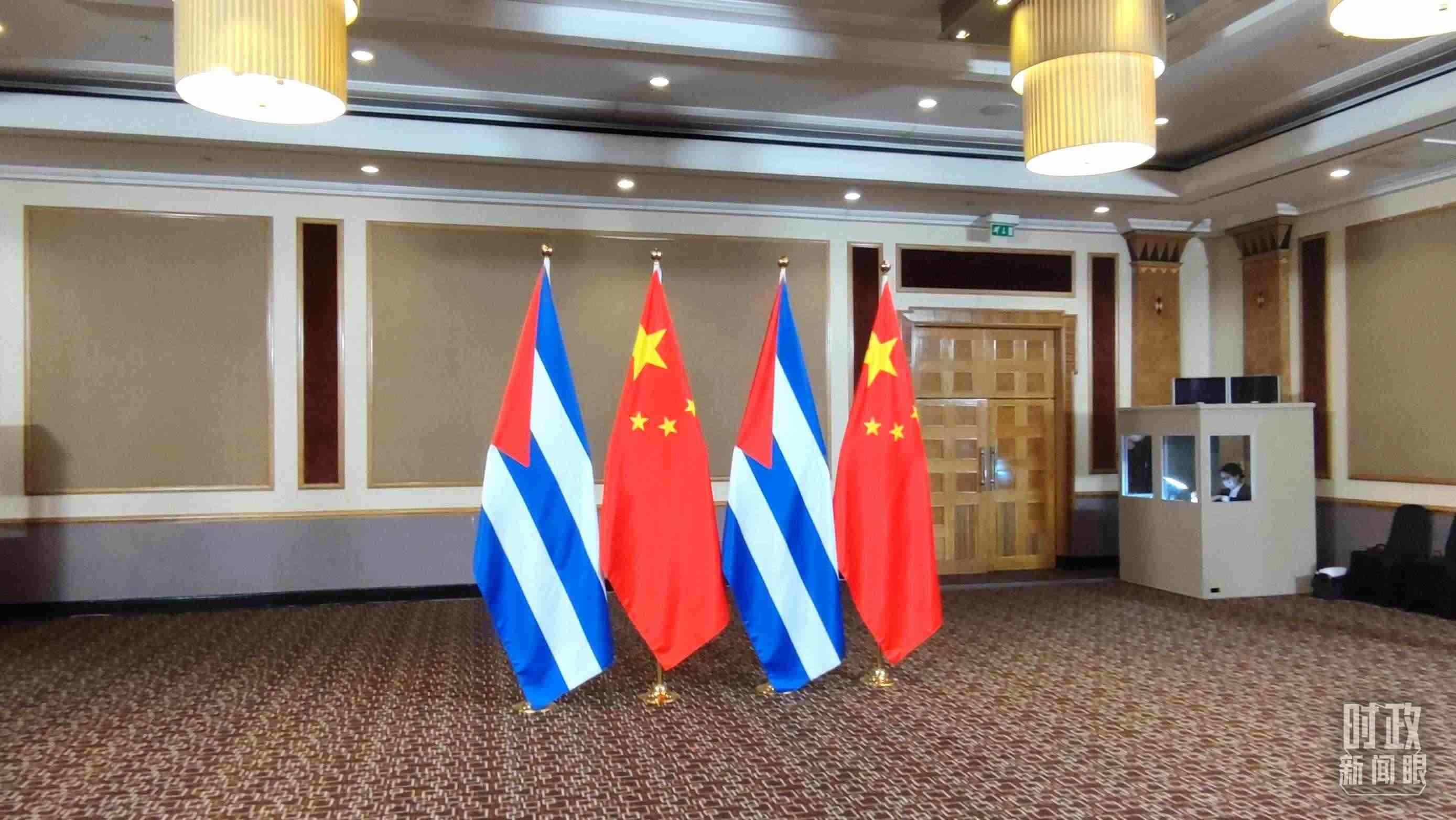 △會見現(xiàn)場的中古兩國國旗。（總臺央視記者耿小龍拍攝）