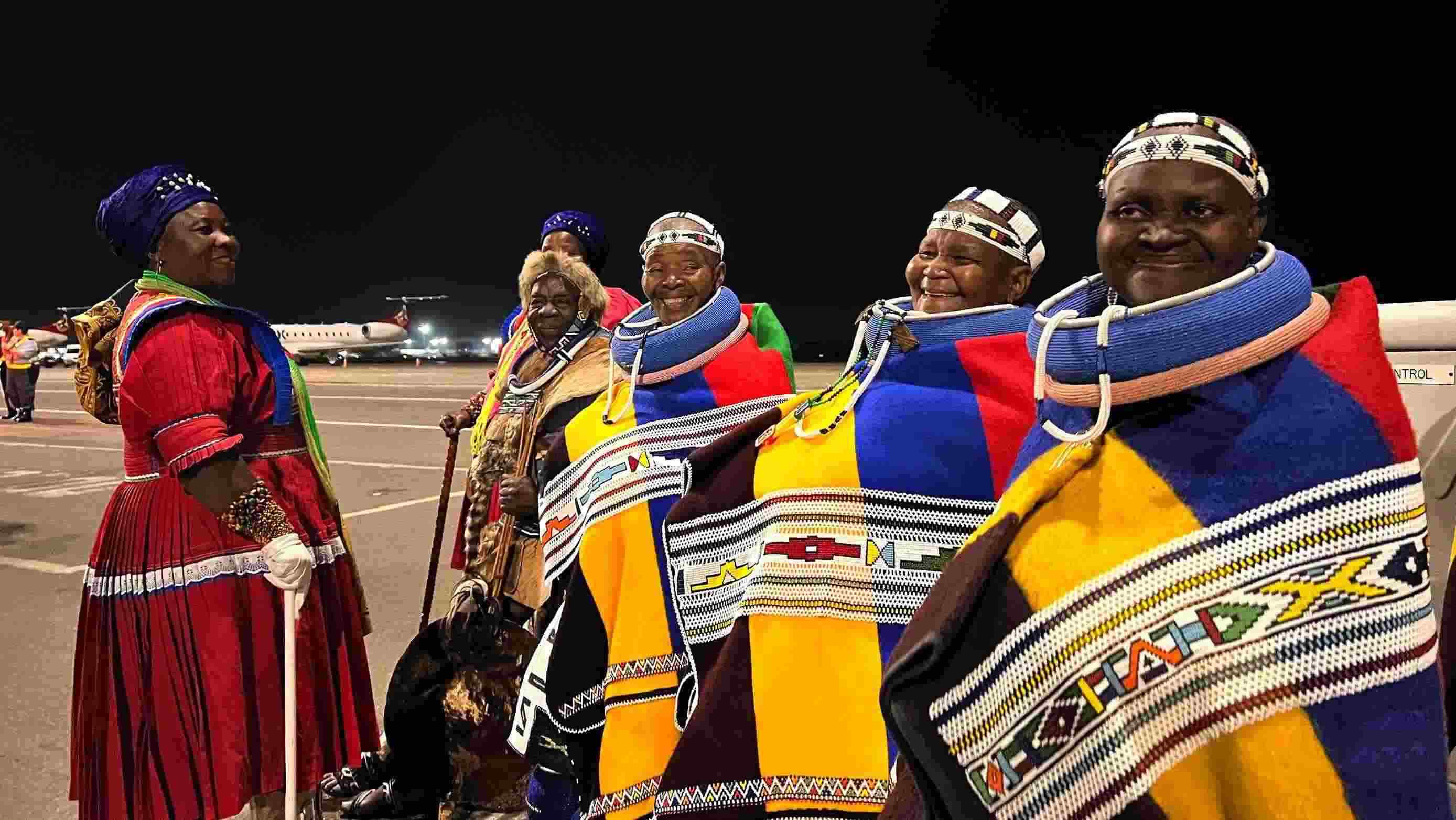 當(dāng)?shù)貢r間2023年8月21日晚，習(xí)近平主席乘坐的專機(jī)抵達(dá)南非約翰內(nèi)斯堡坦博國際機(jī)場，這是身穿民族服飾迎接的當(dāng)?shù)厝罕姟? width=