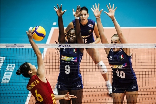 中國隊球員莊宇珊(左)在比賽中。圖片來源：國際排聯(lián)