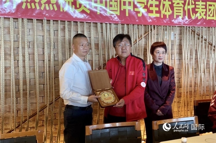 巴西中國(guó)和平統(tǒng)一促進(jìn)會(huì)會(huì)長(zhǎng)王俊曉向中國(guó)中學(xué)生體育代表團(tuán)團(tuán)長(zhǎng)劉立新贈(zèng)送紀(jì)念品。人民網(wǎng)記者 宋亦然攝