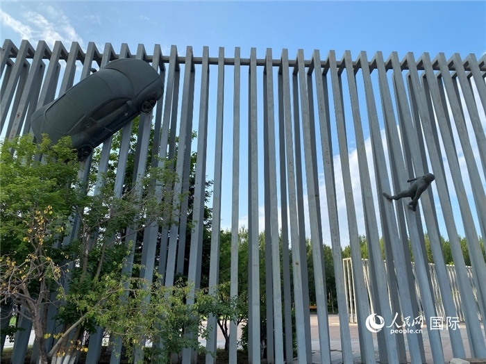 長春國際汽車公園中的立體雕塑。人民網(wǎng) 宋歌攝