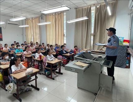 趙超剛在呼家樓中心小學(xué)為學(xué)生們講法治課。受訪者供圖