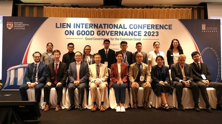 與會(huì)嘉賓和新書的編者及章節(jié)作者合影。新加坡南洋理工大學(xué)供圖