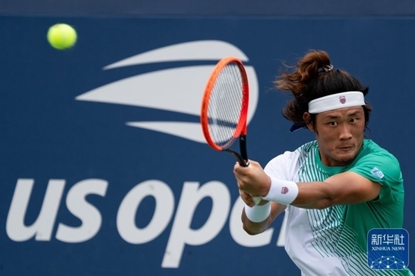 張之臻在比賽中回球。新華社記者 劉杰 攝