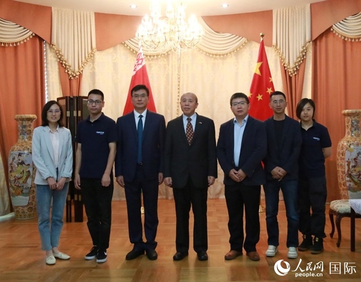 謝小用大使與人民網記者合影。