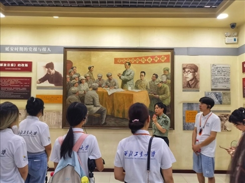 中外學生在延安參觀博物館。學校供圖