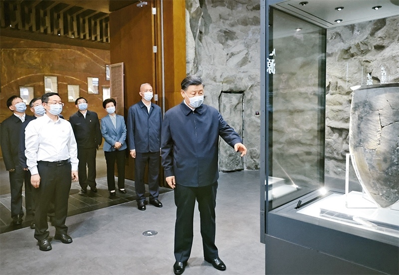 2023年6月2日，中共中央總書記、國家主席、中央軍委主席習(xí)近平在北京出席文化傳承發(fā)展座談會并發(fā)表重要講話。這是座談會前，習(xí)近平2日下午在中國歷史研究院考察。 新華社記者 鞠鵬/攝