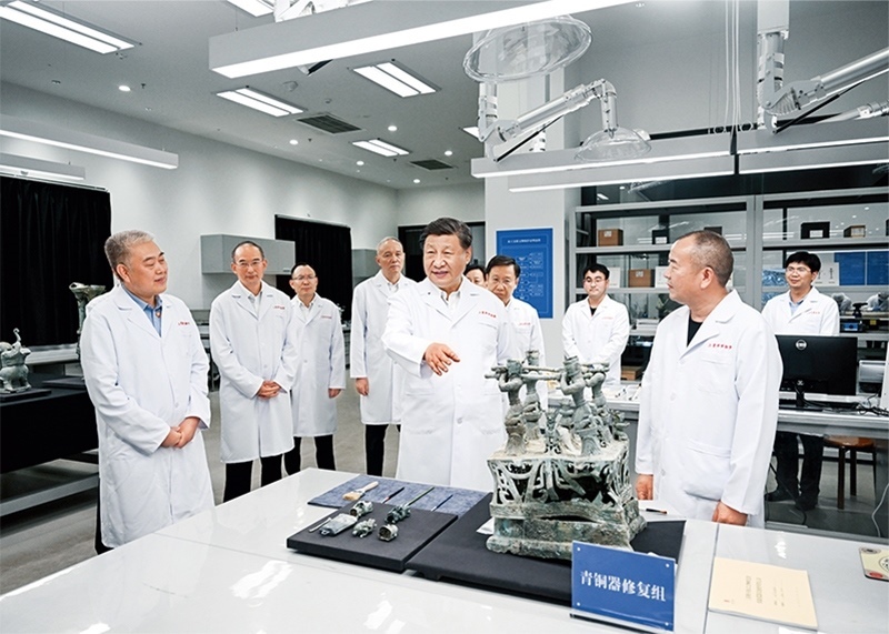 2023年7月25日至27日，中共中央總書記、國家主席、中央軍委主席習(xí)近平在四川考察。這是26日下午，習(xí)近平在位于德陽市廣漢市的三星堆博物館文物保護(hù)與修復(fù)館，同現(xiàn)場工作人員親切交流。 新華社記者 謝環(huán)馳/攝