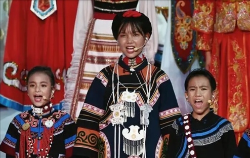 △今年7月，在成都大運會開幕式上，從大山深處走來的孩子們，自信地站在舞臺中央，以歌聲表達對未來的憧憬。