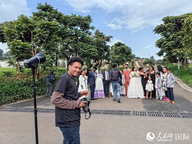 一對(duì)新人和親友在亞的斯亞貝巴友誼廣場(chǎng)合影。人民網(wǎng)記者 陳星星攝