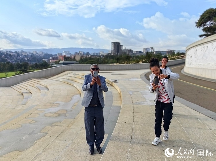 亞的斯亞貝巴友誼廣場(chǎng)的游客與人民網(wǎng)記者互動(dòng)。人民網(wǎng)記者 陳星星攝