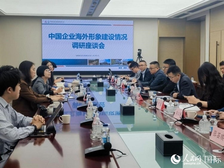 埃塞俄比亞中國(guó)商會(huì)企業(yè)代表與人民網(wǎng)記者座談。人民網(wǎng)記者 劉寧攝